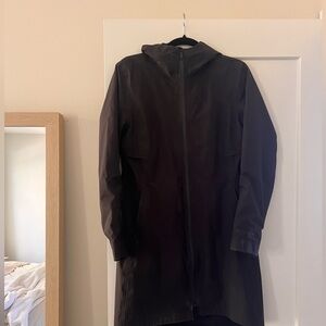 lululemon rain rebel - size 6 - black